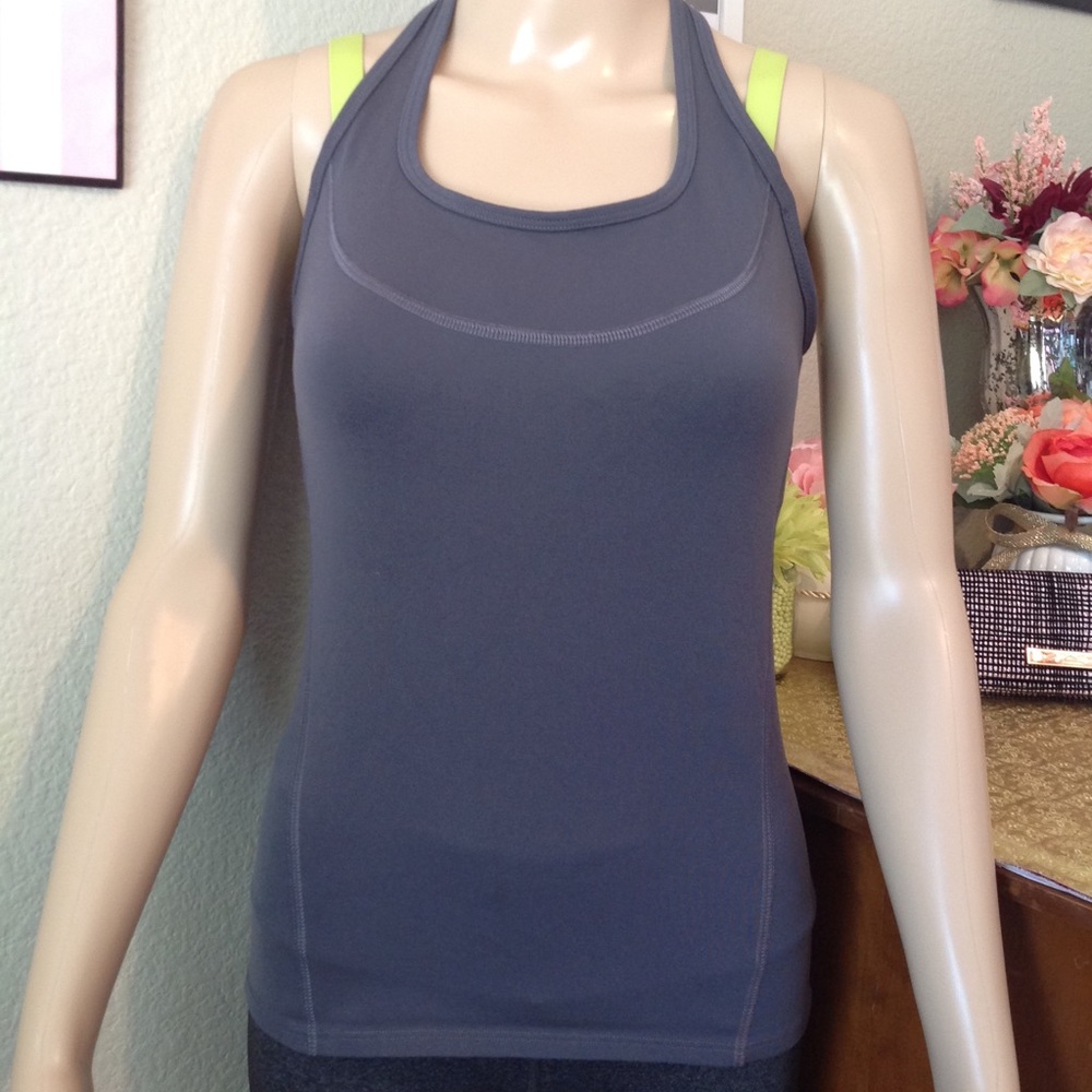 Gap halter style workout top built in bra U021